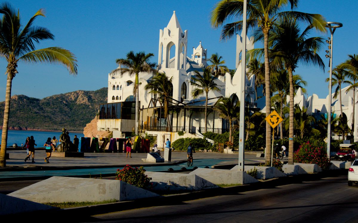 Vista costera de Mazatlán con el océano Pacífico y arquitectura frente al mar