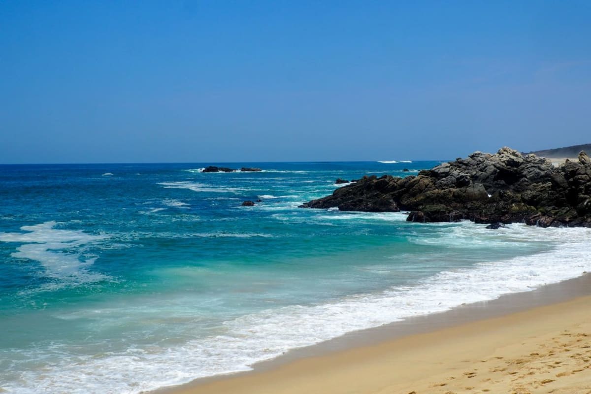 Eaux turquoise et côte rocheuse de Puerto Escondido, Oaxaca Mexique