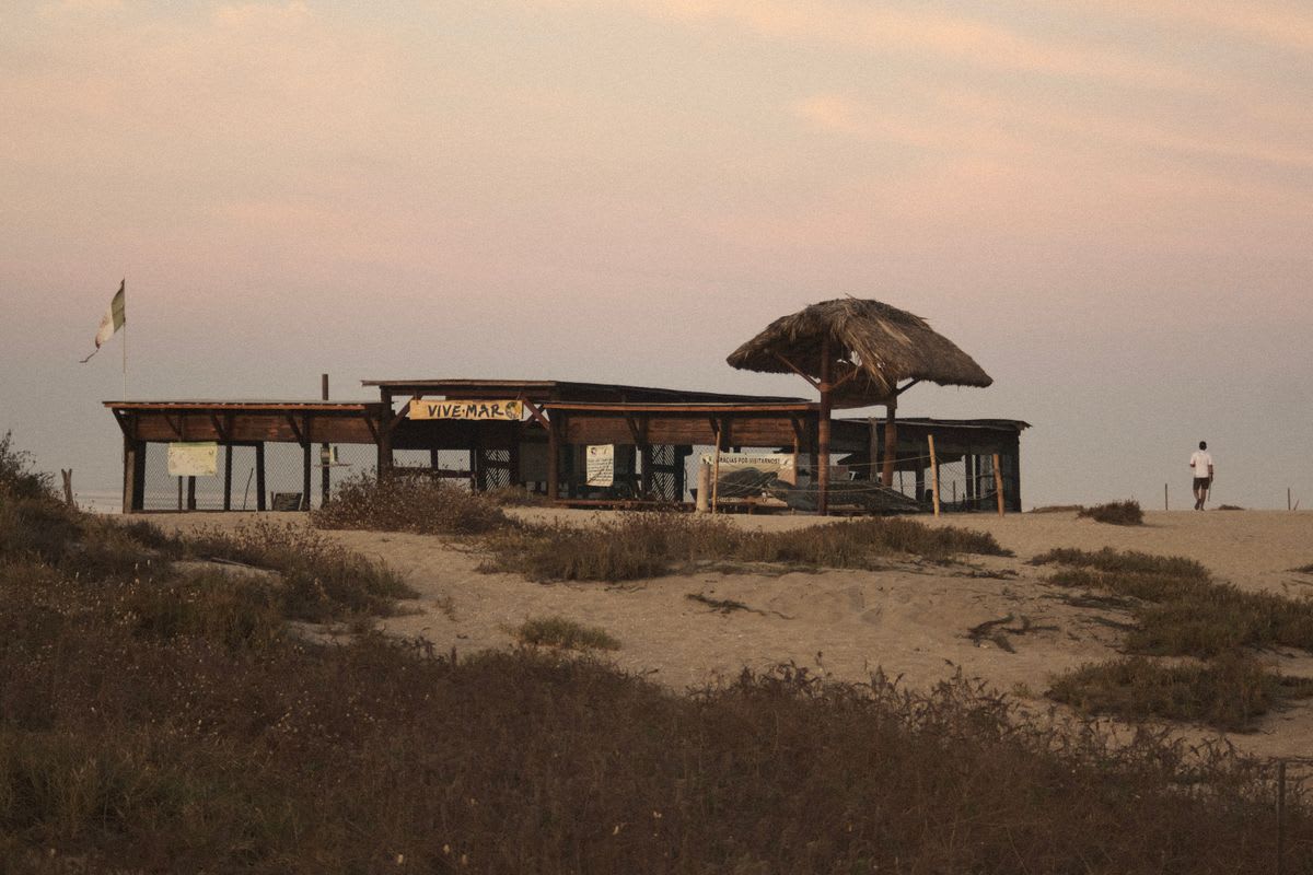 Cabane de plage au crépuscule sur les dunes de Puerto Escondido