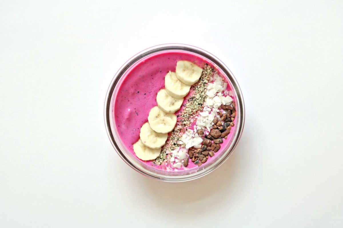 Colorful açaí smoothie bowl with banana and coconut, a popular vegan breakfast in Puerto Escondido