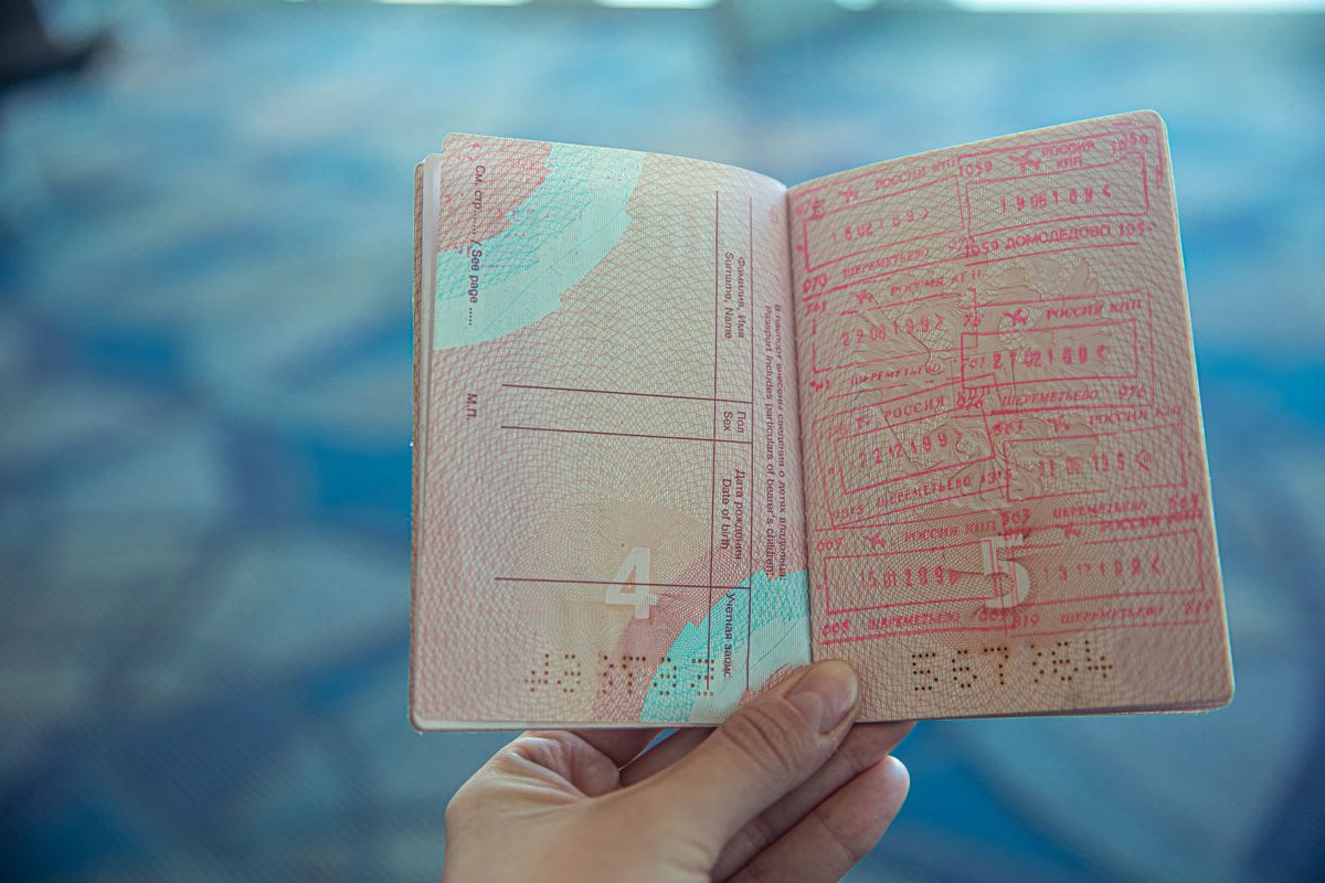 Passeport ouvert avec de nombreux tampons d'entrée et de sortie internationaux