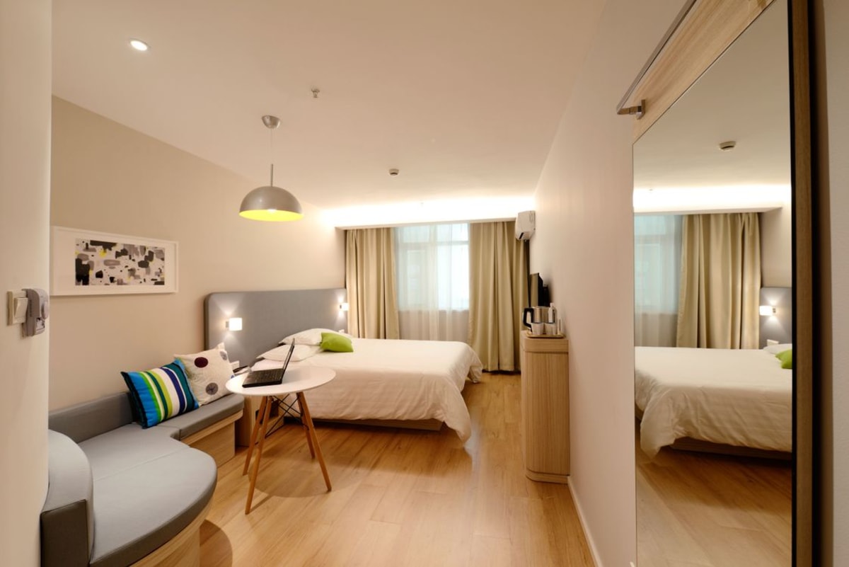 Boutique-Hotelzimmer mit warmem Licht, lokalen Textilien und handwerklicher Dekoration in einer mexikanischen Küstenunterkunft