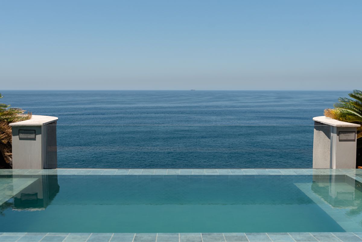 Piscina infinita de lujo con vistas al océano desde un resort mexicano de primera clase