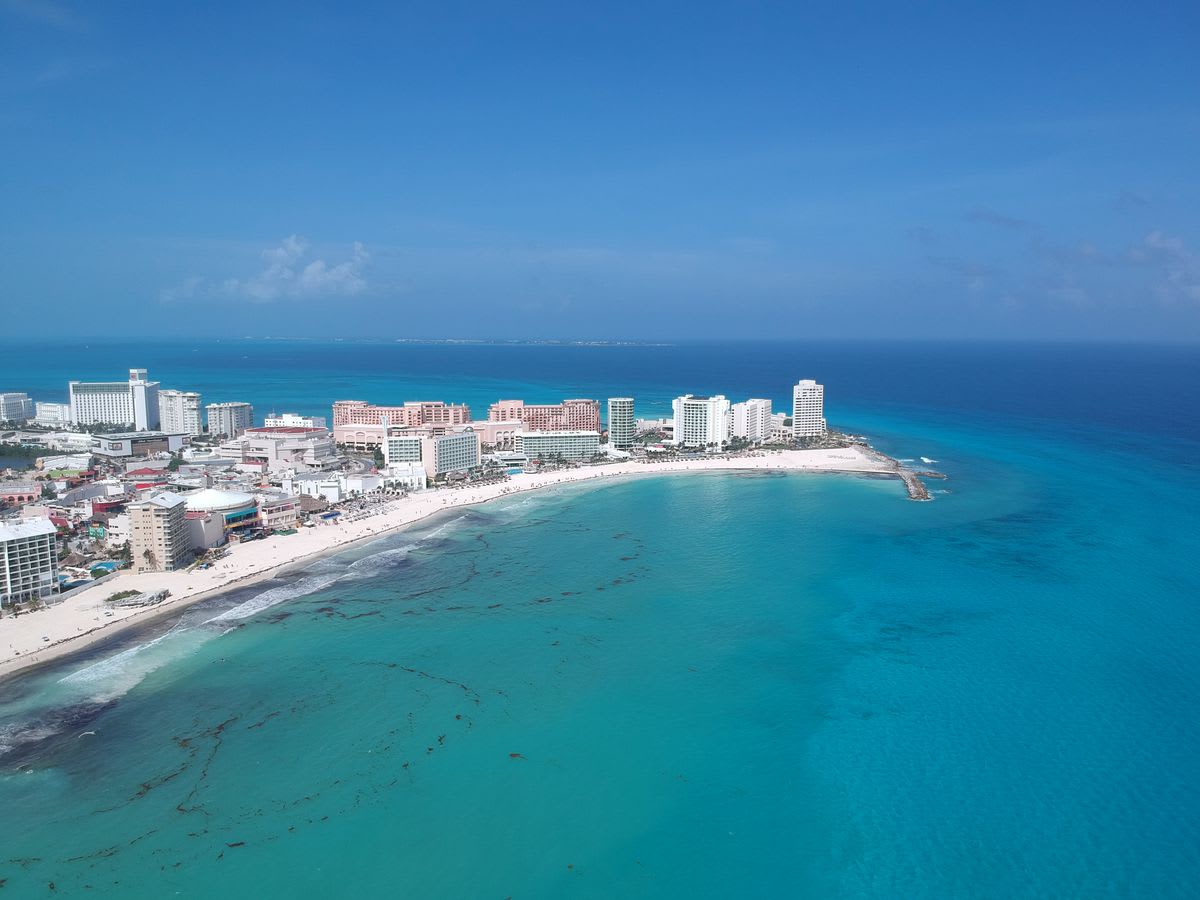 Vista aérea de la playa Gaviota Azul en Cancún con arena blanca y agua turquesa del Caribe