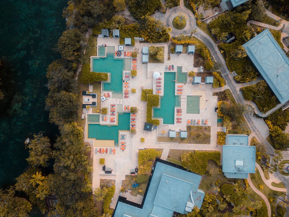 Piscina de resort en México con vista al mar y palmeras tropicales