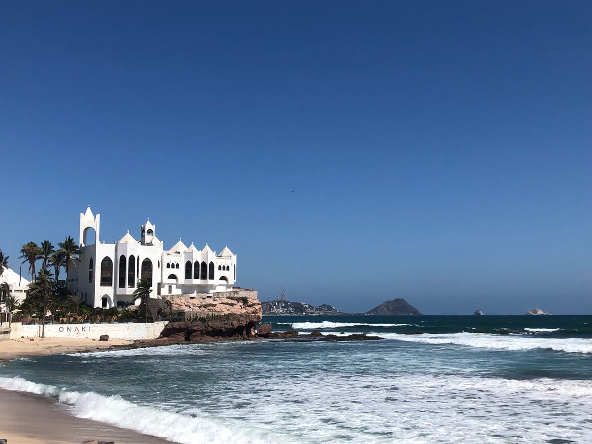 Arquitectura colonial frente al mar en Mazatlán con fachadas históricas restauradas