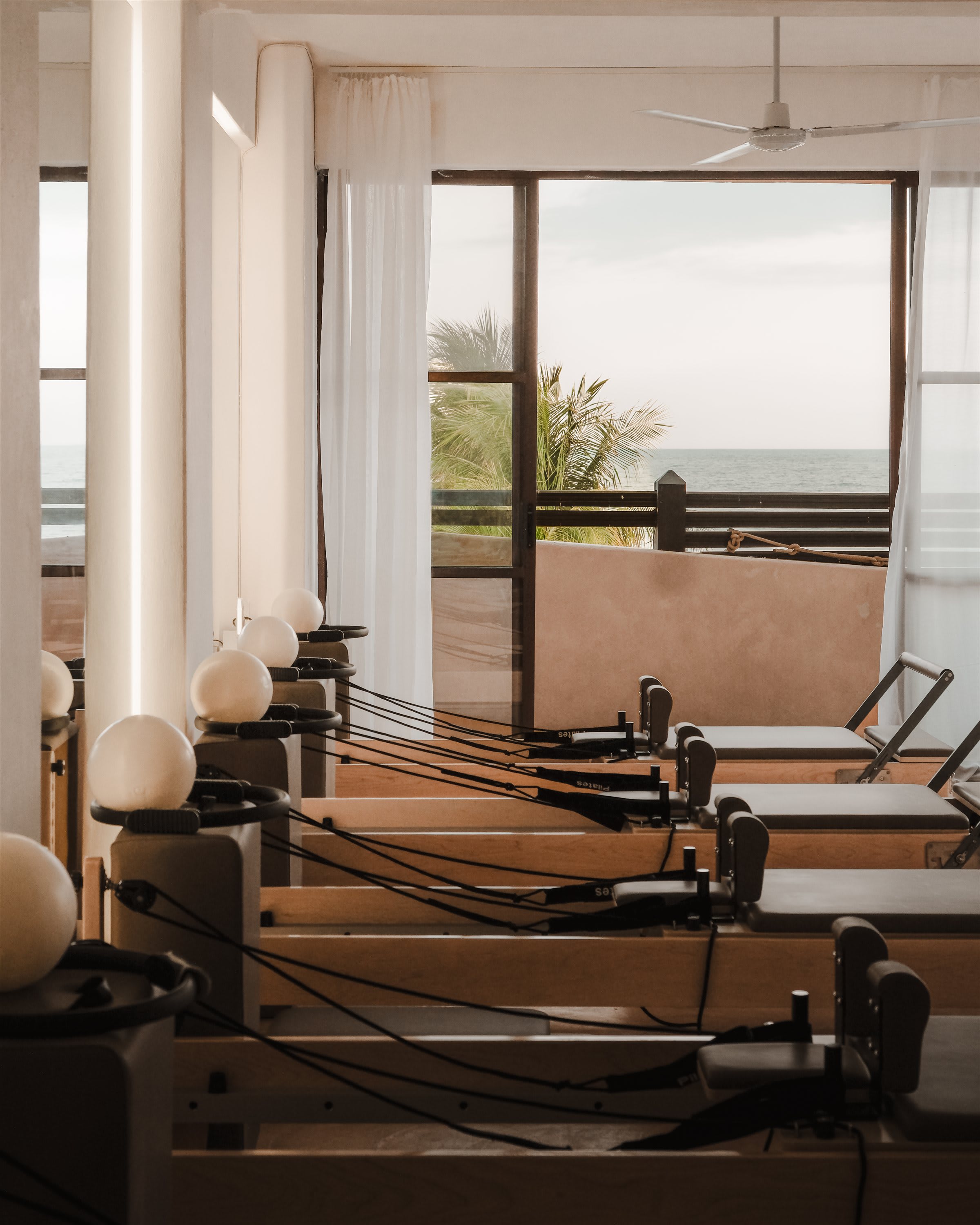 Agata Pilates Studio vue océan — machines Reformer avec le Pacifique en arrière-plan, Zicatela Puerto Escondido