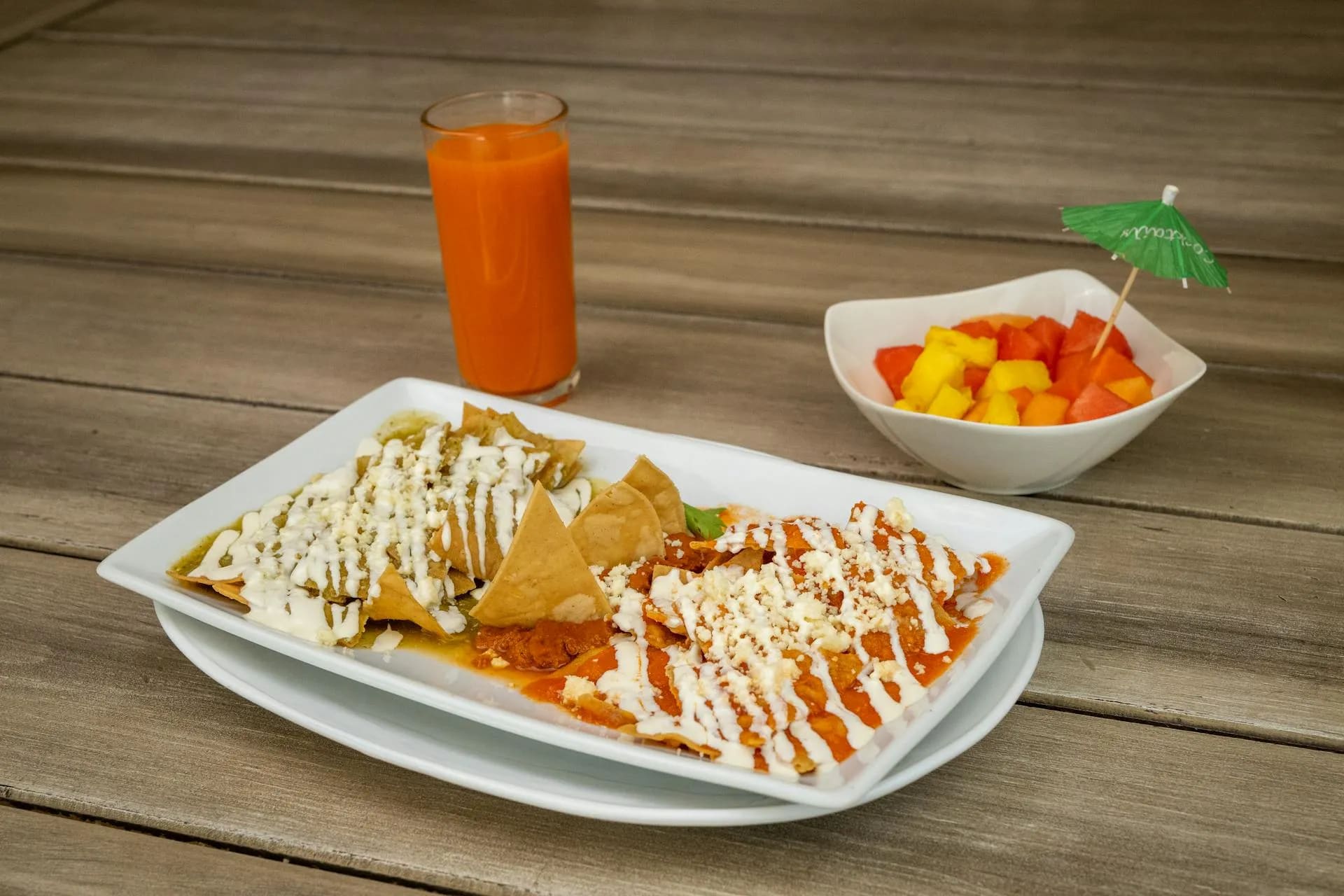 Traditionelles oaxacanisches Frühstück mit regionalen Zutaten in einem Café in Puerto Escondido