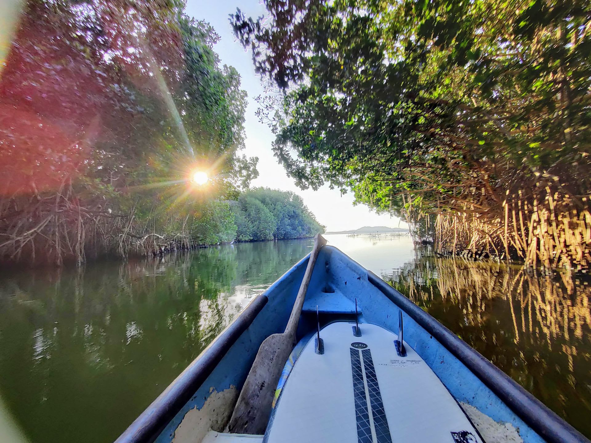 Petite panga en bois naviguant vers le large au coucher du soleil sur la côte oaxaqueñe