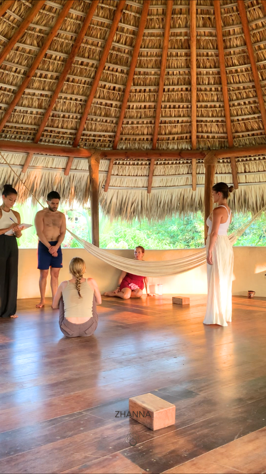 Zhanna Massages : Masajes y terapias alternativas/ Massage