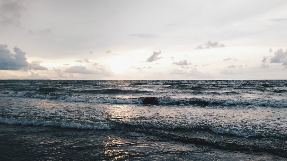 Ozeanwellen unter einem bewölkten August-Himmel, typisch für die Surfsaison in Puerto Escondido an der Oaxacanischen Küste