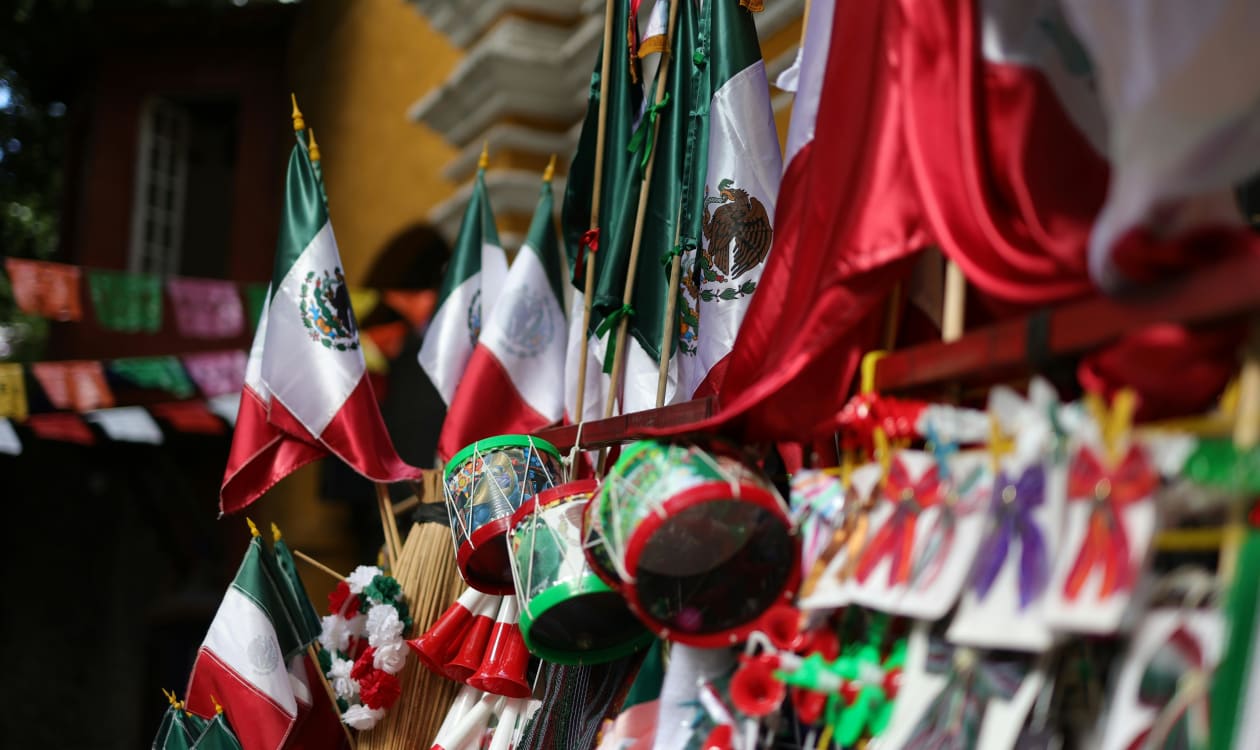 Banderas mexicanas y decoraciones callejeras de colores para las celebraciones del Día de la Independencia en septiembre, un punto destacado de la visita a Puerto Escondido en septiembre