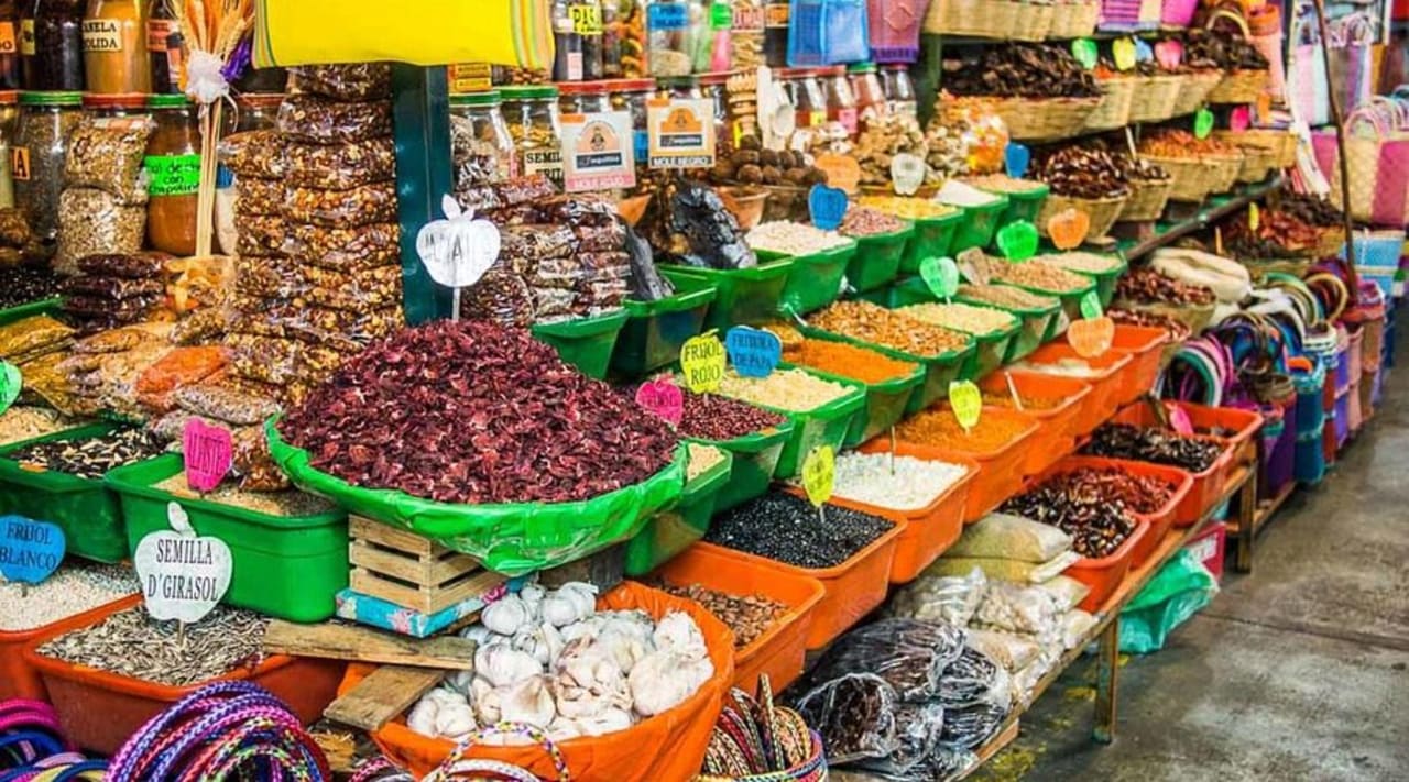 Mercados de Puerto Escondido: Guía para Comer y Comprar como Local