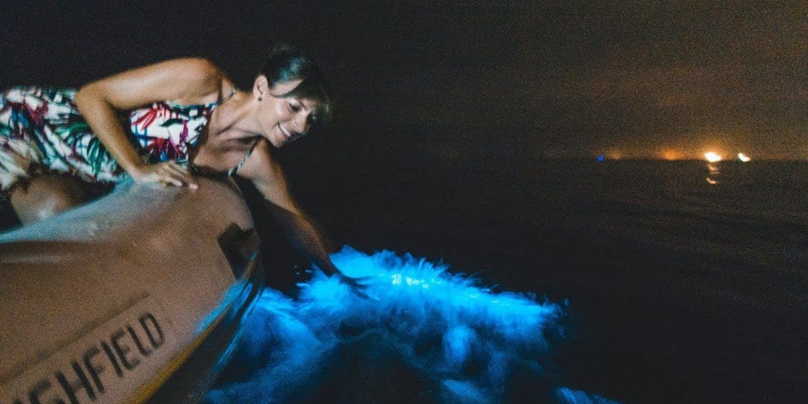 Eau bioluminescente scintillant en bleu la nuit dans la lagune de Manialtepec