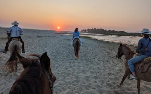 Vive la magia de un atardecer a caballo en Puerto Escondido