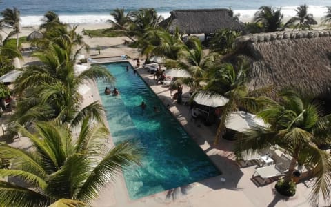 Los Mejores Beach Clubs en Puerto Escondido: Relájate, Disfruta y Vive el Pacífico