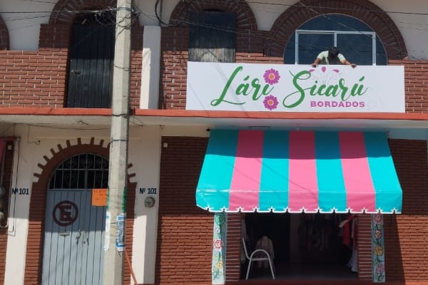 Lari Sicaru Bordados