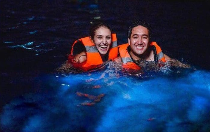 Agua bioluminiscente escurriendo de una mano en la Laguna de Manialtepec