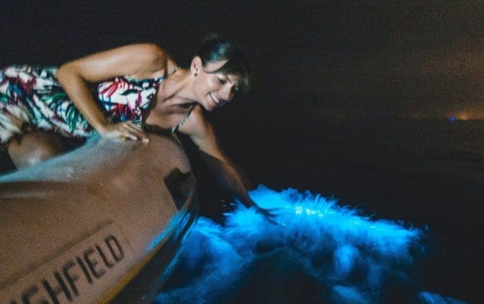 Eau bioluminescente scintillant en bleu la nuit dans la lagune de Manialtepec