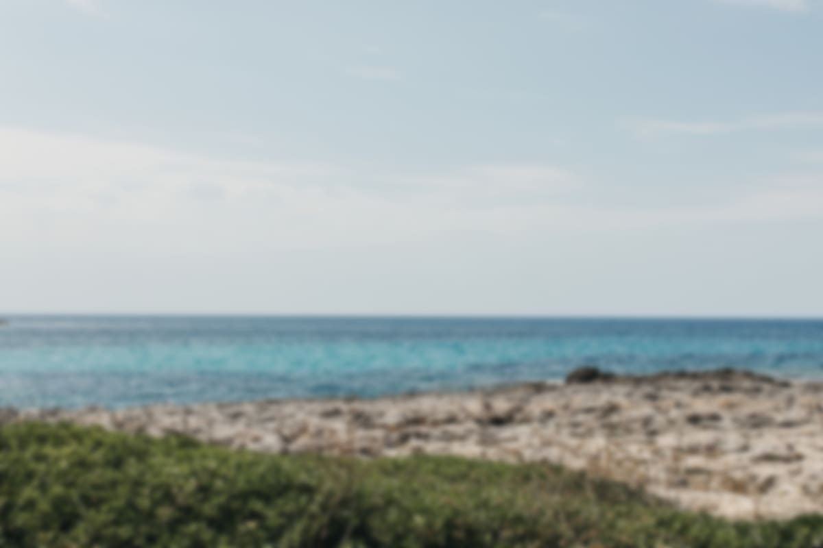 Villa mediterránea en primera línea con piscina infinity en Sant Lluís, Menorca