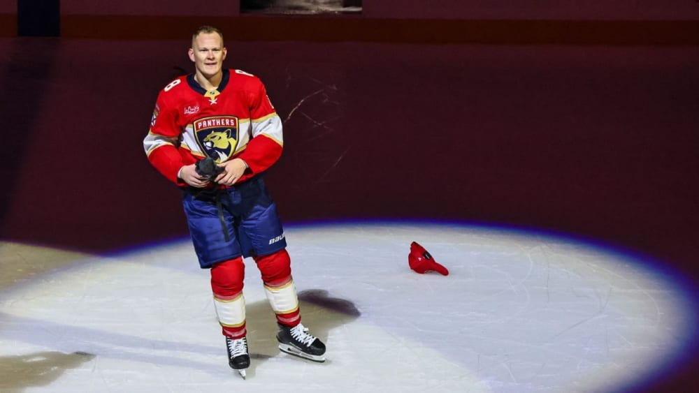 Brady Tkachuk tercer a la història de la NHL amb trucs de barret naturals de retorn