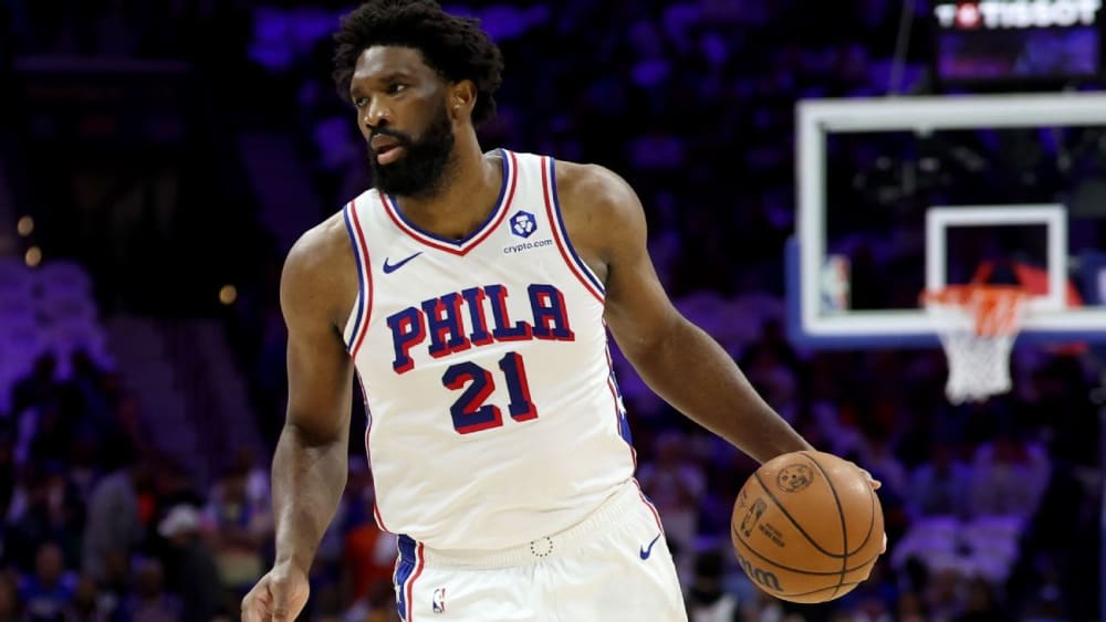 Tyrese Maxey i Joel Embiid amb la samarreta dels Philadelphia 76ers.