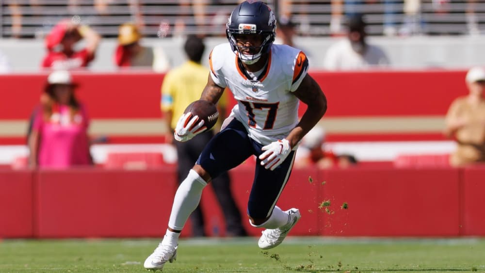 Jaylen Waddle durant un partit amb els Denver Broncos.