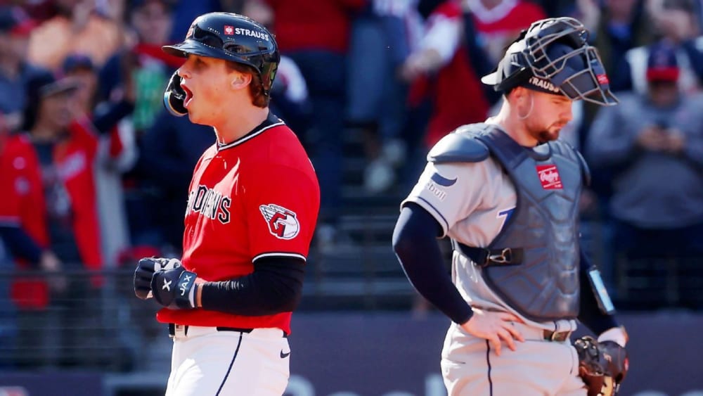 Petey Halpin celebrant el seu «home run» en el partit entre els Guardians i els Rays.