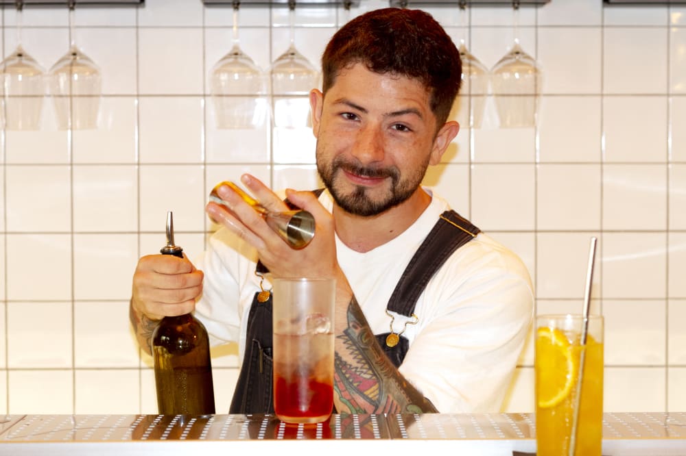 Fernando Lobo: el barman costa-riqueny que fa els còctels més refrescants de Llavapeus