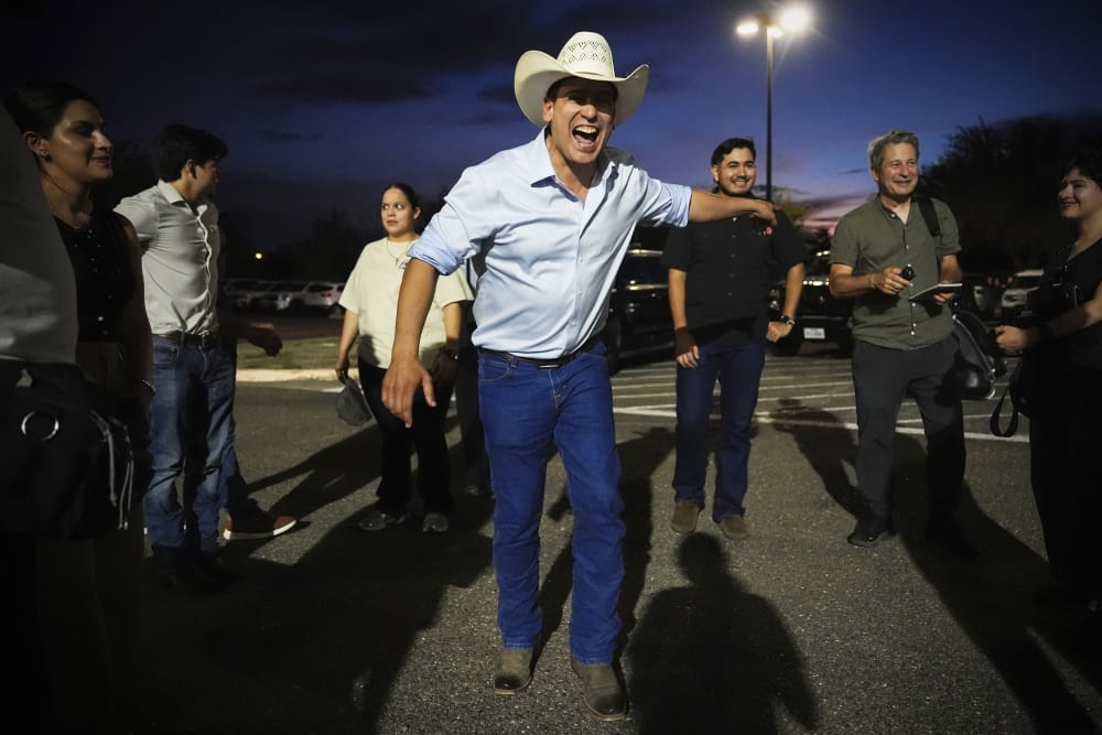 Cúmbies en espanyol i les botes vaqueres de Bobby Poliment per a desafiar al trumpismo a Texas