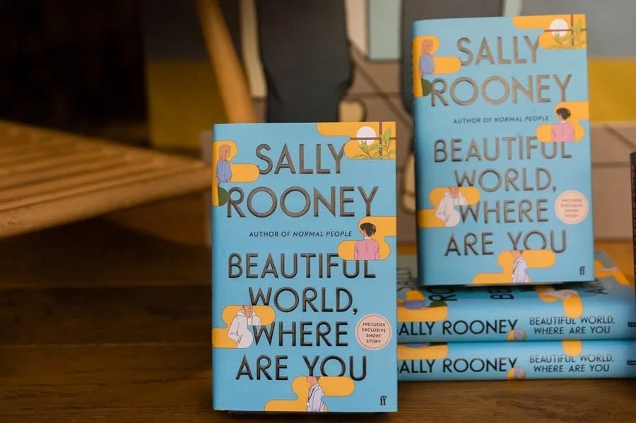 Els llibres de Sally Rooney, autora de Normal People, deixaran de #vendre al Regne Unit pel seu suport a un grup propalestino prohibit