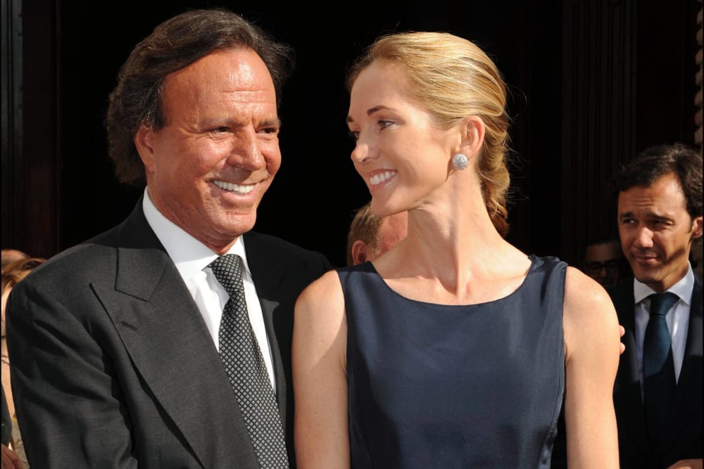 Julio Iglesias i la seva dona Miranda declaren aquest divendres a Miami per una demanda en la qual els demanen gairebé sis milions d'euros