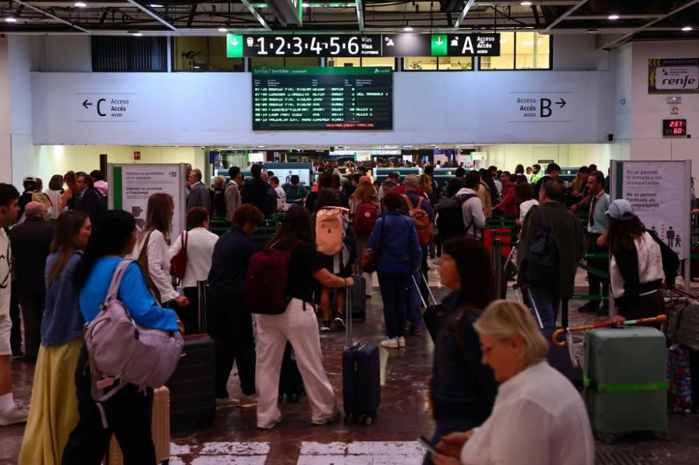 Els viatgers es resignen al tren a Sants mentre s'allarguen les incidències i es 'dispara' el preu del pont aeri