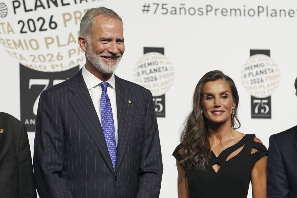 La Reina Letizia aposta per un vestit d'escot escultòric (i gana) en el Premi Planeta