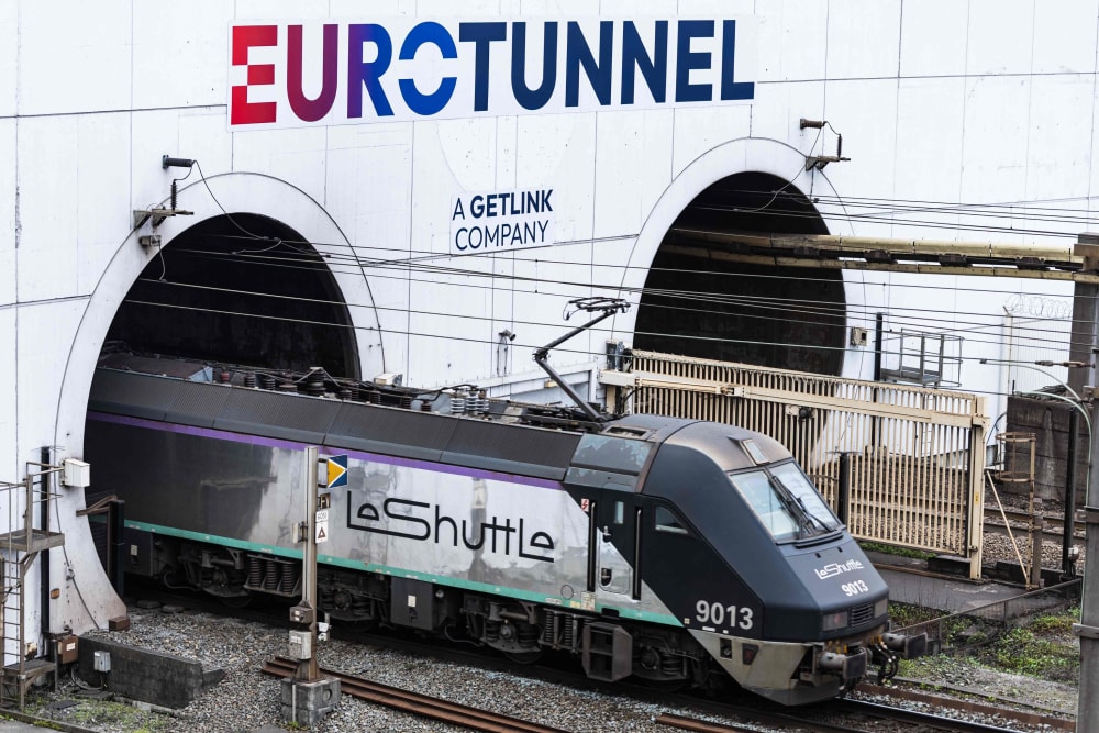 Almenys 19 ferits en un xoc entre un minibús i un tren en el túnel del Canal de la Manxa