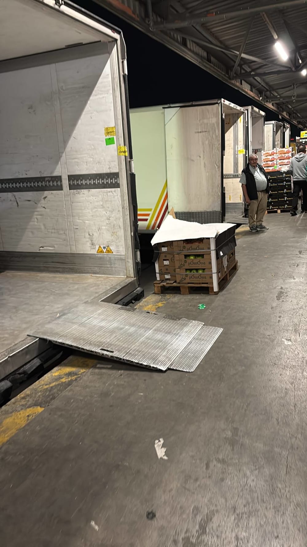 Tensió de matinada en Mercamadrid: diversos empresaris es queden sense fruita per l'absència de carregadors en un moll