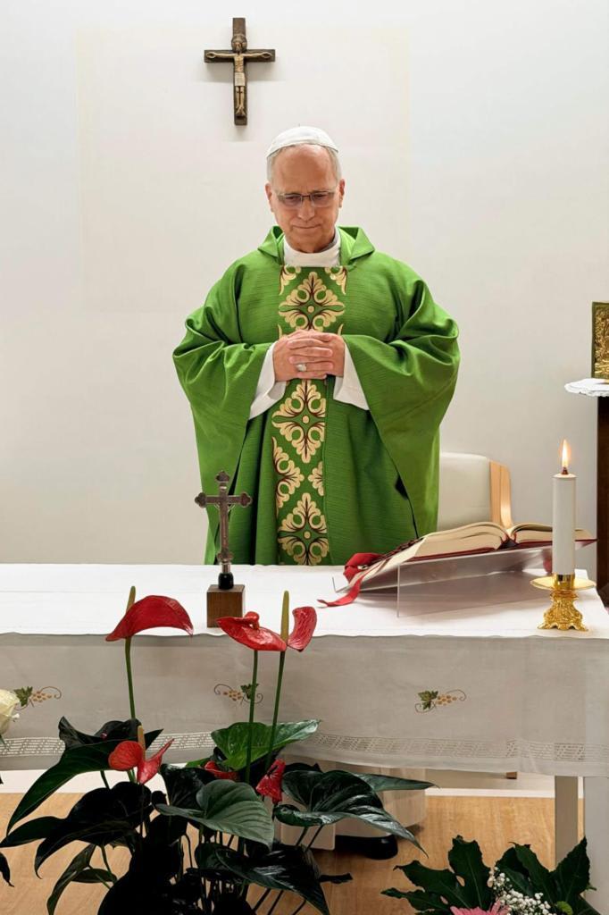 Primera foto del papa després de la seva operació de pulmó i en "millora constant": oficia una missa amb el seu secretari peruà