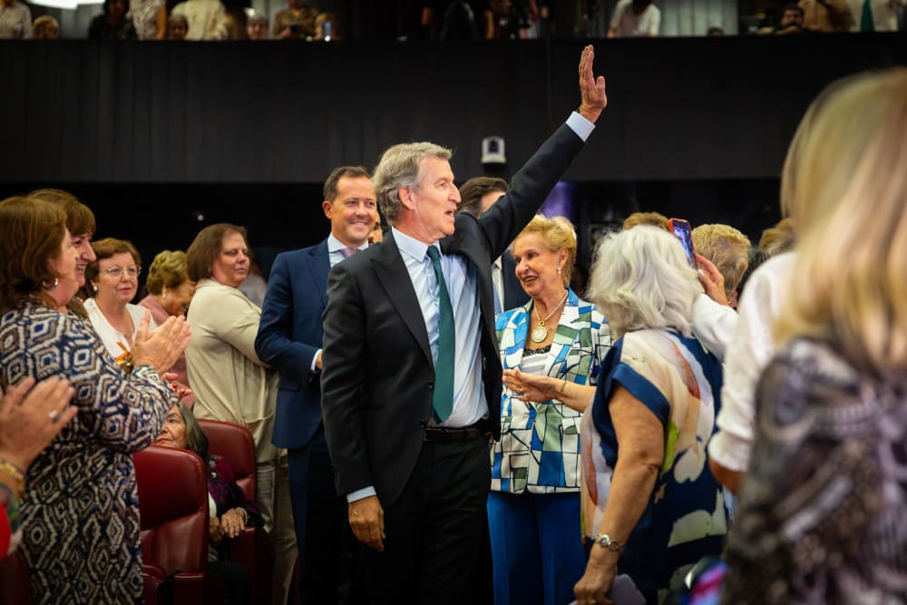Alberto Núñez Feijóo busca el vot de les dones enfront d'un Govern que "paga prostitutes"
