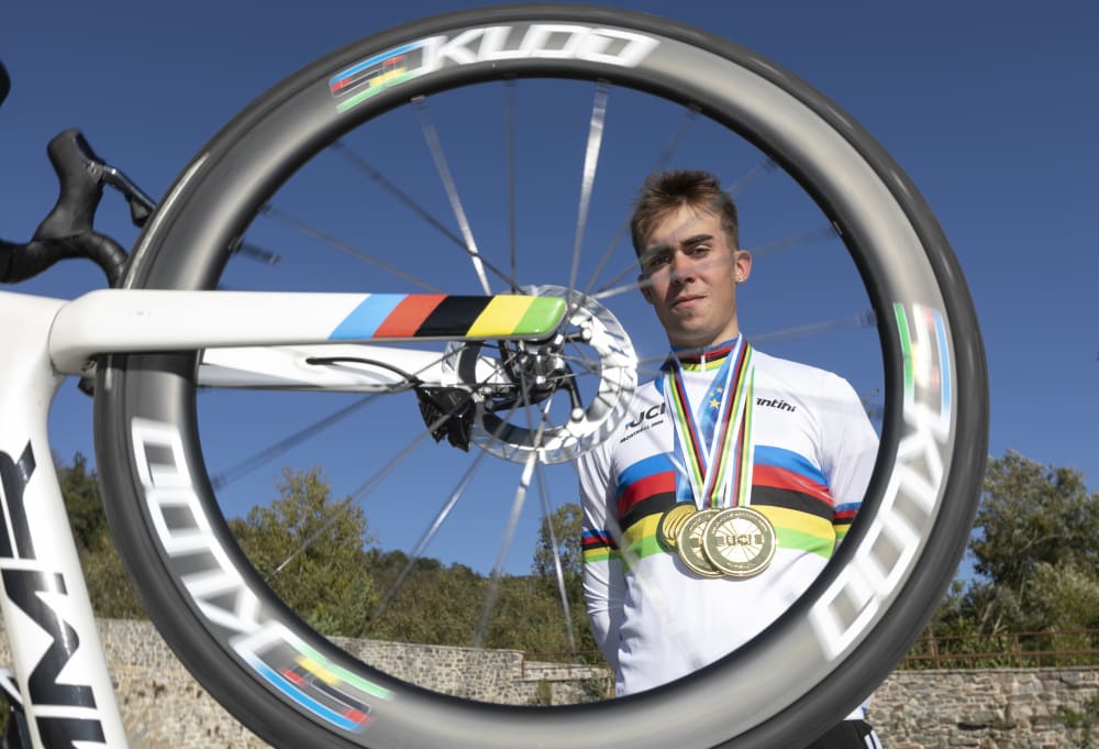 Al poble de Benjamí Noval, la nova joia del ciclisme: ''No m'atabala ser un líder, vull ser el millor del món''