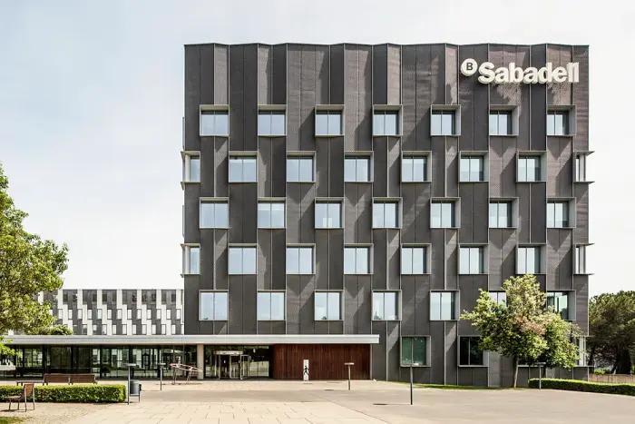 Sabadell prepara el salt als agents de IA amb un desplegament massiu en 2027