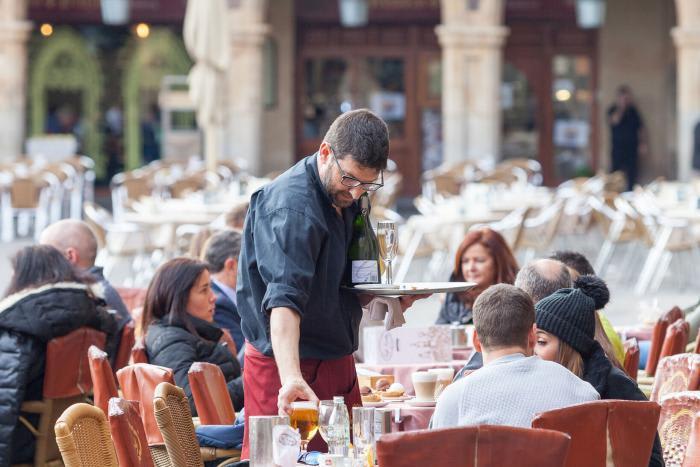 Les vendes del sector serveis acceleren el seu creixement a l'agost al 6% i les de la indústria al 10,8%