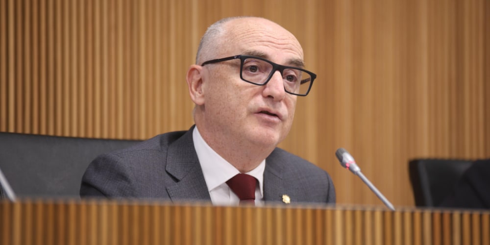 Lladós preveu tancar l’any 2026 amb superàvit i defensa la solidesa dels comptes davant l’augment de la despesa