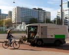 Un camió de la brossa de Rotterdam amb versos de poesia impresos al lateral.