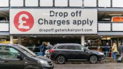 Vehicles aturats a la zona de descàrrega de passatgers d'un aeroport britànic.