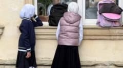 El vel de l'escola treu protestes rares a l'Azerbaidjan i se'n va amb Turquia.