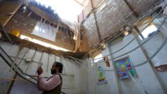 Observa: les pupil·les van sentir el so 'cracking' moments abans que el sostre d'escola pakistanesa s'esfondés