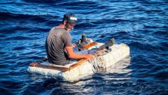 La impactant imatge d'un migrant cubà sobre una petita bassa improvisada enfront de la costa de Florida