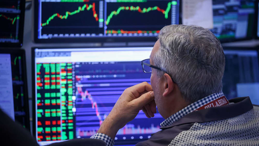 Gràfic de borsa amb indicadors que mostren caigudes en el sector tecnològic de la IA.