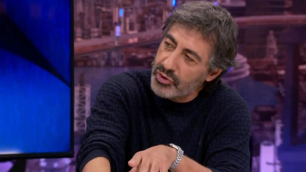 Juan del Val ensenya en 'El Formiguer' el tatuatge del Premi Planeta al braç: "Ja forma part de la meva vida"