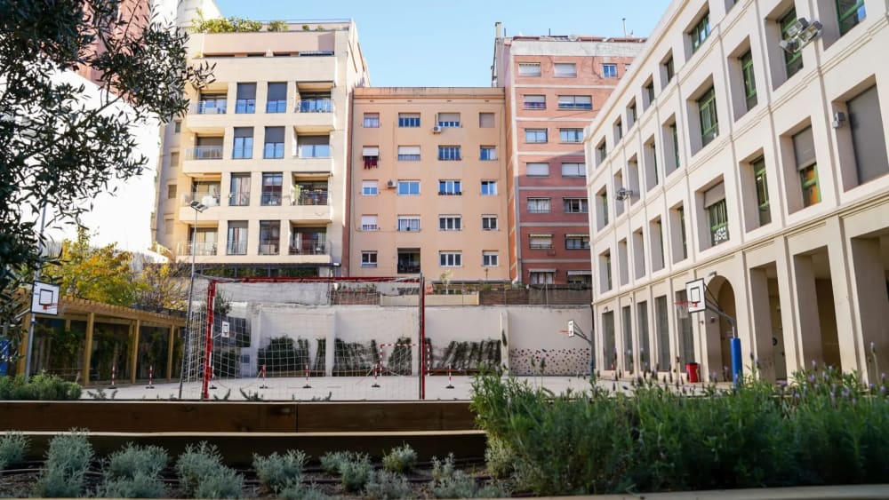 Els patis de col·legis de Barcelona on pots jugar gratis el cap de setmana